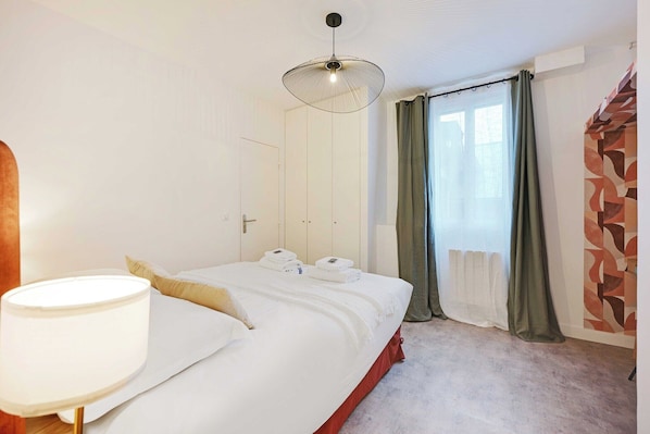 Iron/ironing board, Internet, bed sheets
