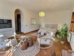 11 soveværelser, pengeskab på værelset, skrivebord