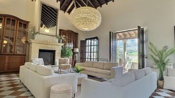 Smart-TV, Kamin, Tischtennisplatte, Bücher