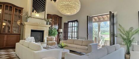 Una Smart TV, una chimenea, una mesa de tenis de mesa, libros