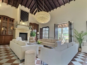 Una Smart TV, una chimenea, una mesa de tenis de mesa, libros