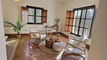 Smart-TV, Kamin, Tischtennisplatte, Bücher