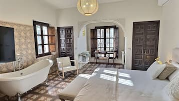 11 soveværelser, pengeskab på værelset, skrivebord