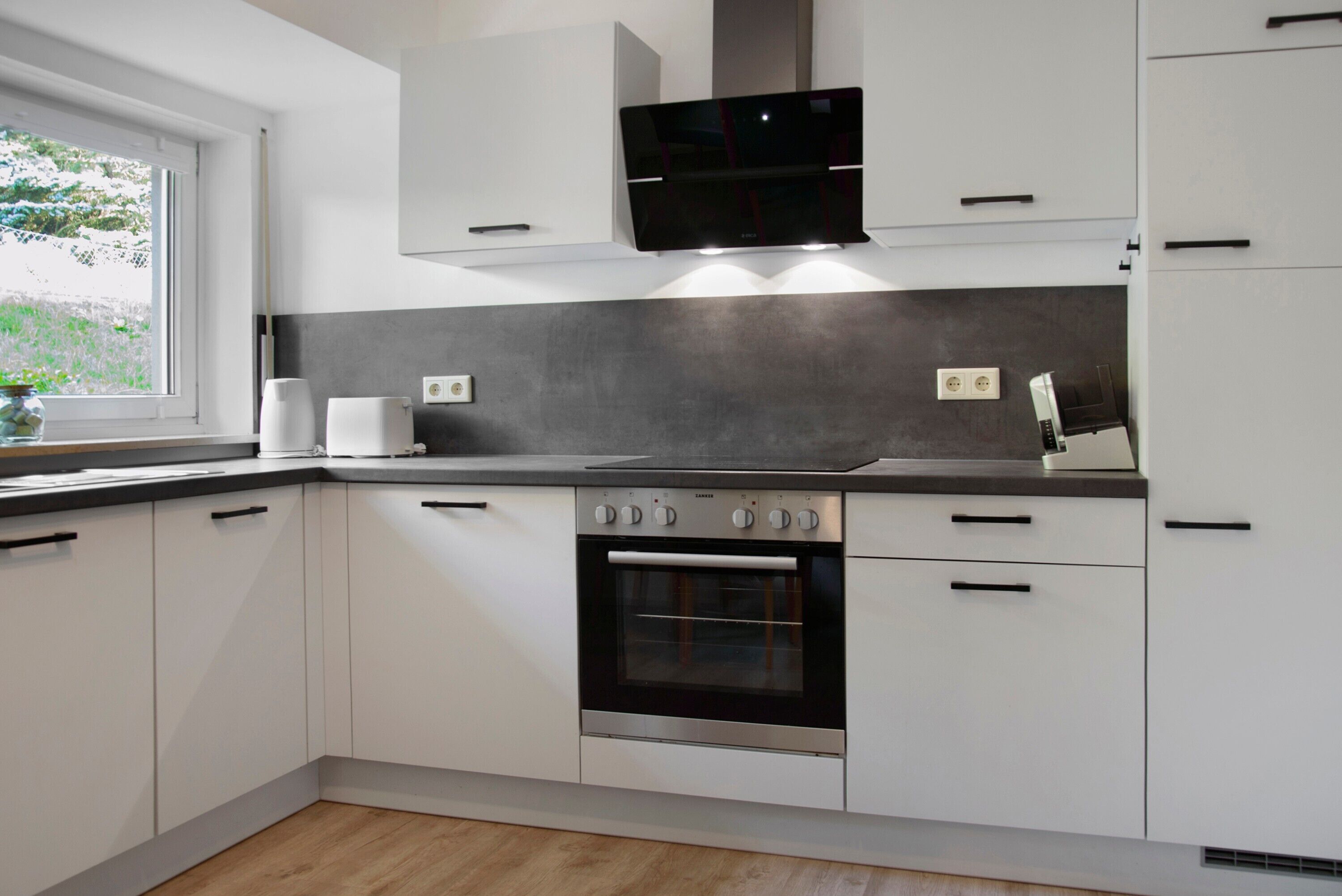 Kylskåp, mikrovågsugn, ugn och spishäll