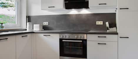 Réfrigérateur, four à micro-ondes, un four, surface de cuisson