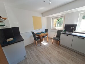 Een koelkast, een oven, een kookplaat, een vaatwasser