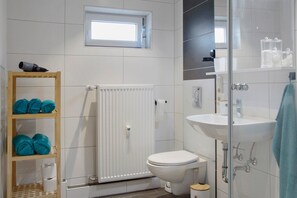 Een douche, een haardroger, handdoeken