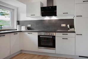 Frigorífico, microondas, horno y placa de cocina