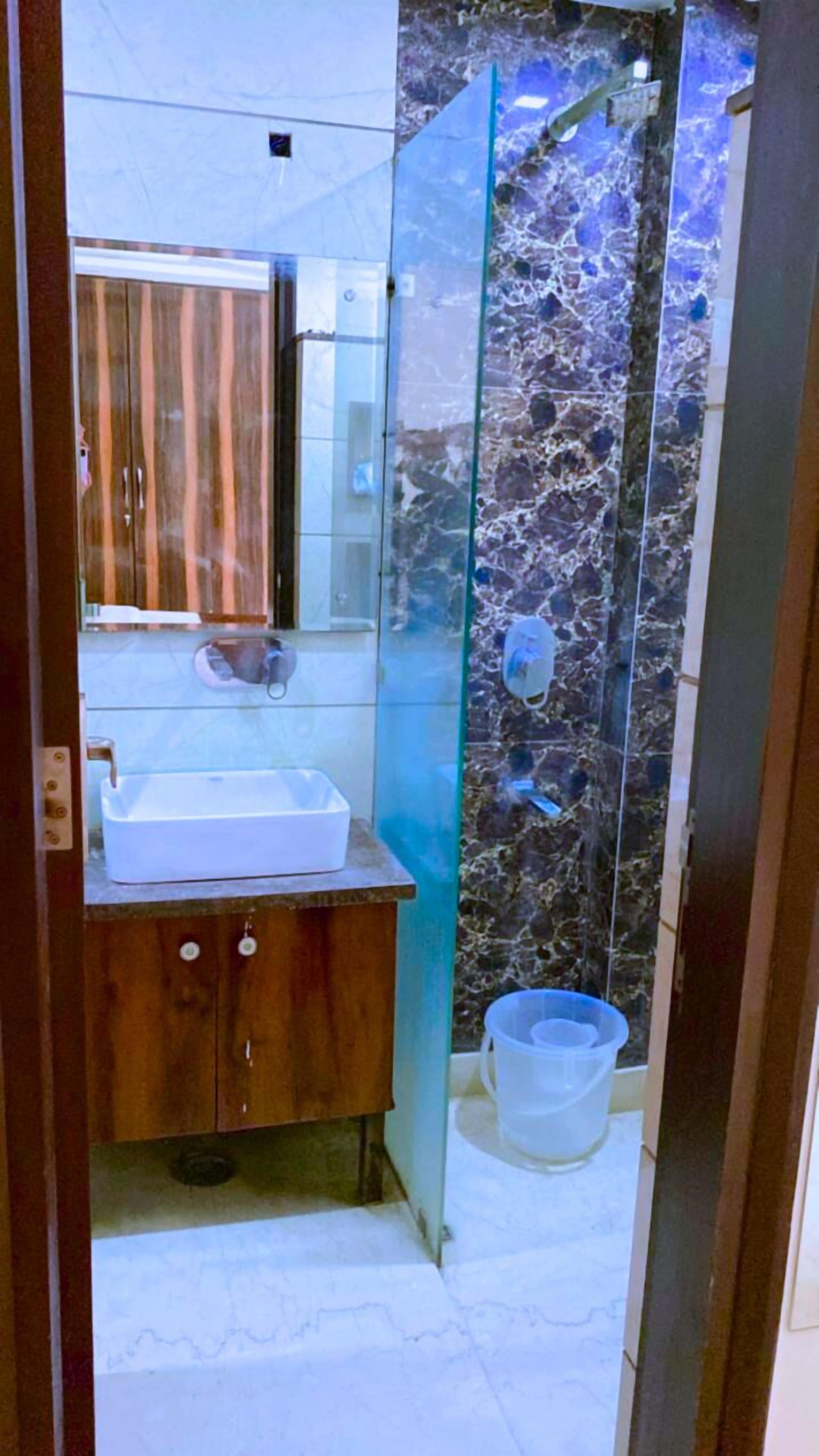 Buồng tắm vòi sen, đồ dùng nhà tắm được thiết kế riêng, máy sấy tóc 