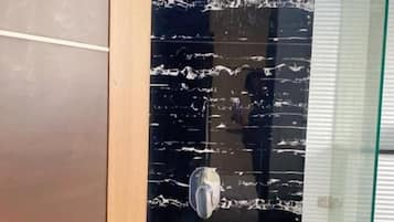 Kamar Deluks, pemandangan kota | Kamar mandi | Shower, perlengkapan mandi desainer, pengering rambut, dan jubah mandi