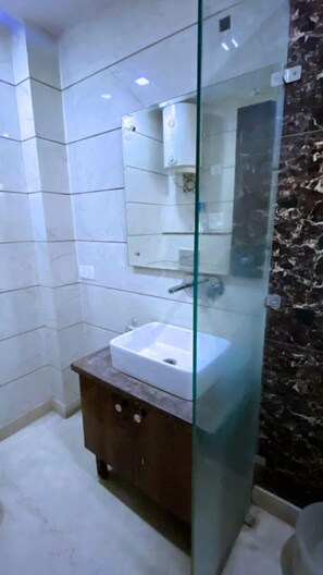 Deluxe Room, City View | Bathroom