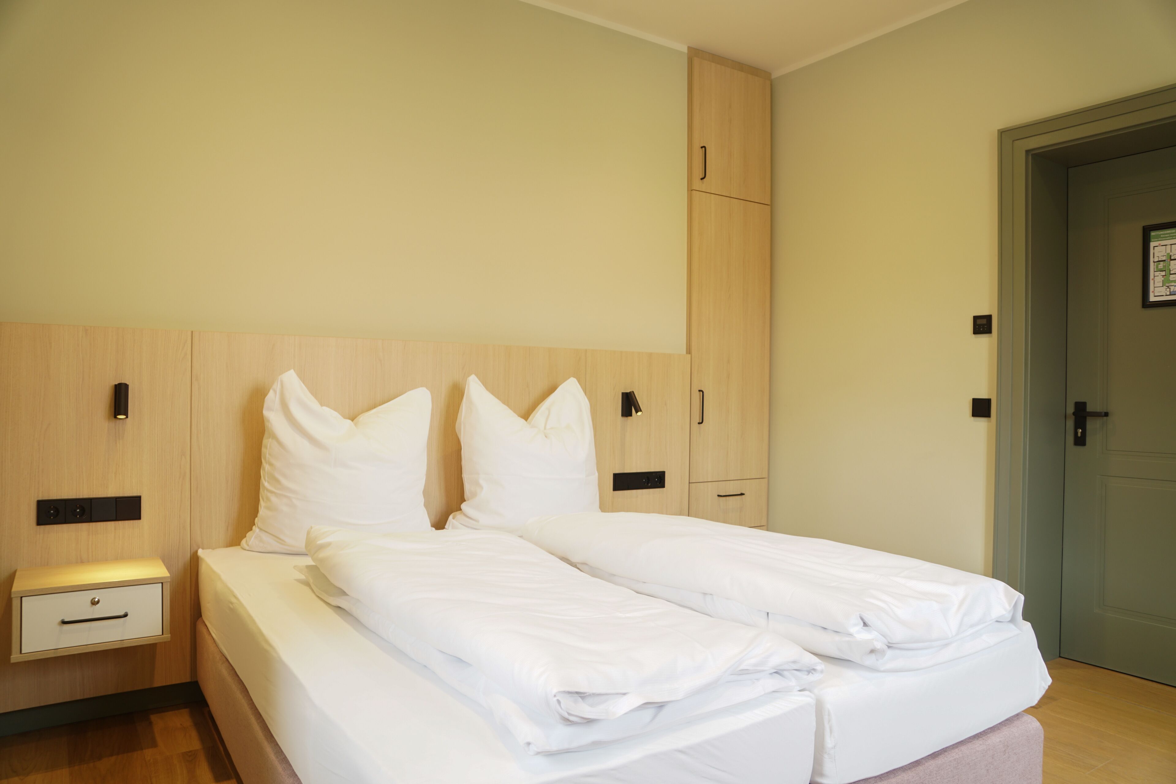 Kahden hengen deluxe-huone, näköala puutarhaan | Silitysrauta/-lauta, ilmainen Wi-Fi