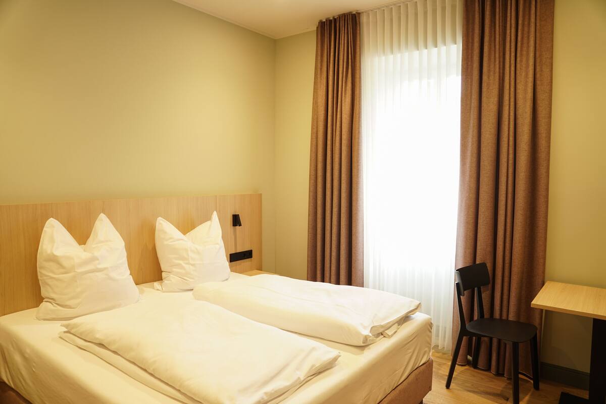 Chambre Deluxe double, vue sur le jardin | Fer et planche Ă repasser, accĂšs au Wi-Fi (inclus)