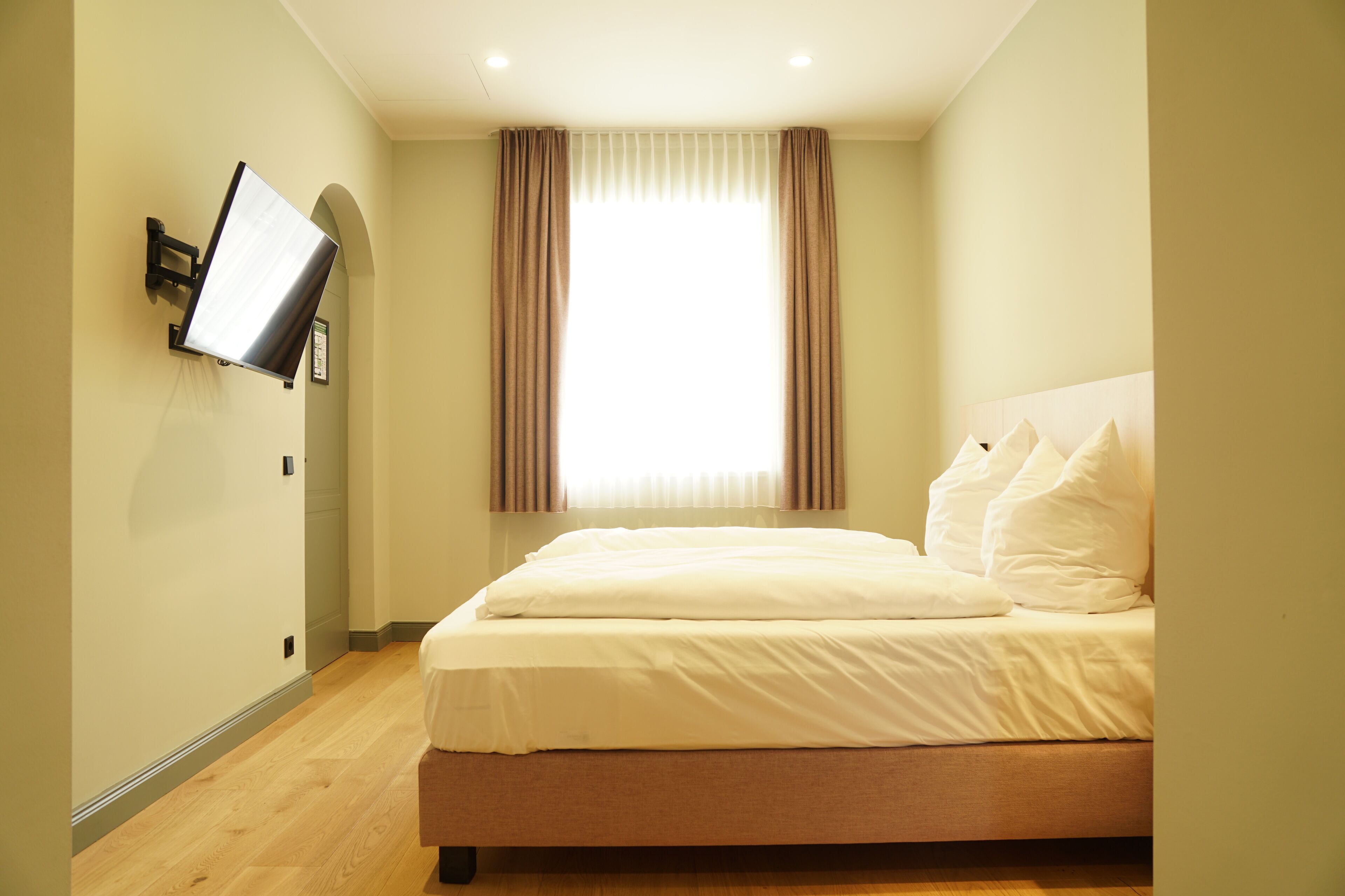 Habitación doble Deluxe, vista al jardín | Tabla de planchar con plancha y wifi gratis 