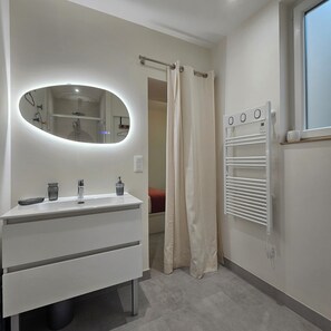 Dusche, Haartrockner, Handtücher, Toilettenpapier
