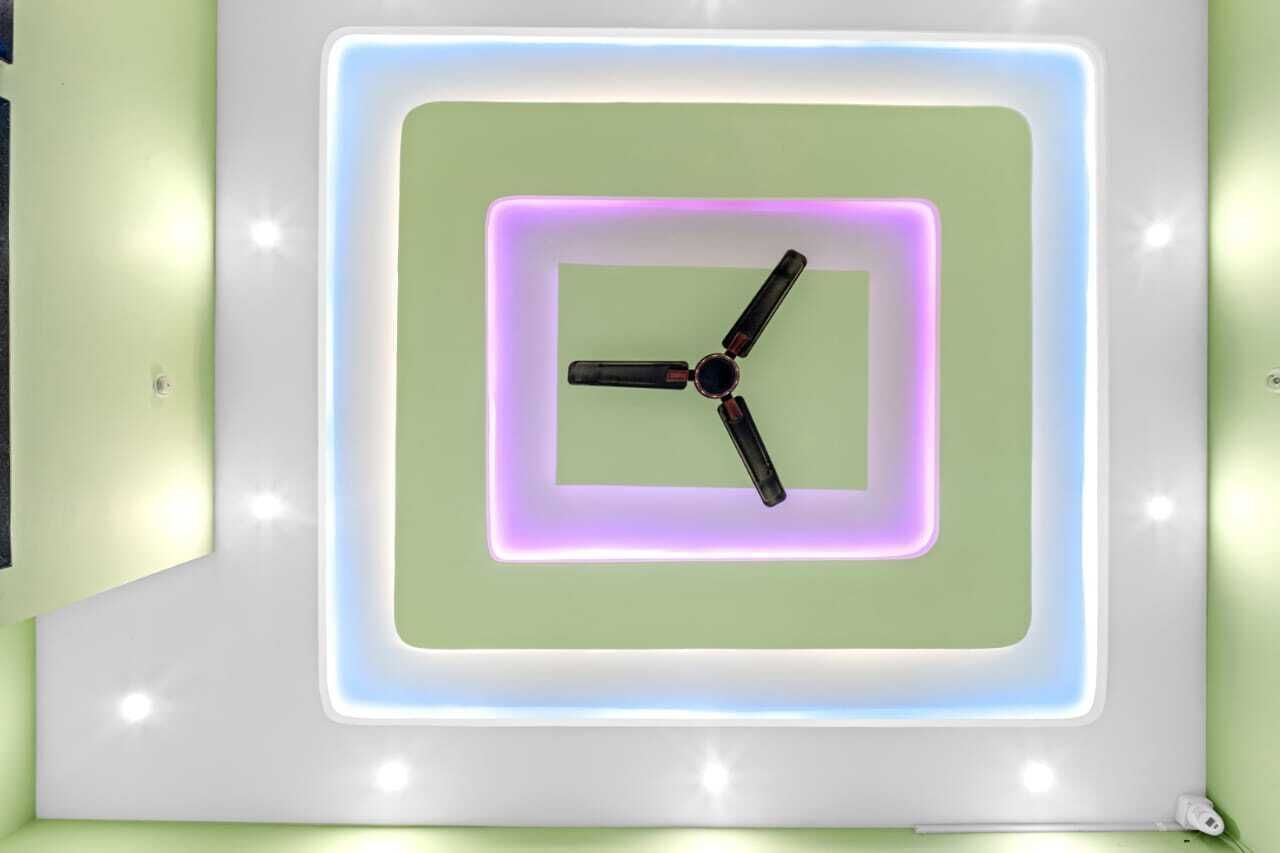 Un reloj moderno con diseño minimalista, que presenta una esfera negra central e iluminación de neón.