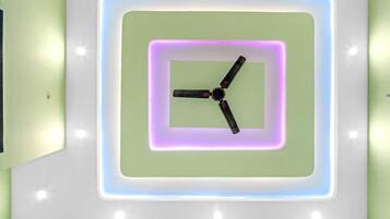 Un reloj moderno con diseño minimalista, que presenta una esfera negra central e iluminación de neón.