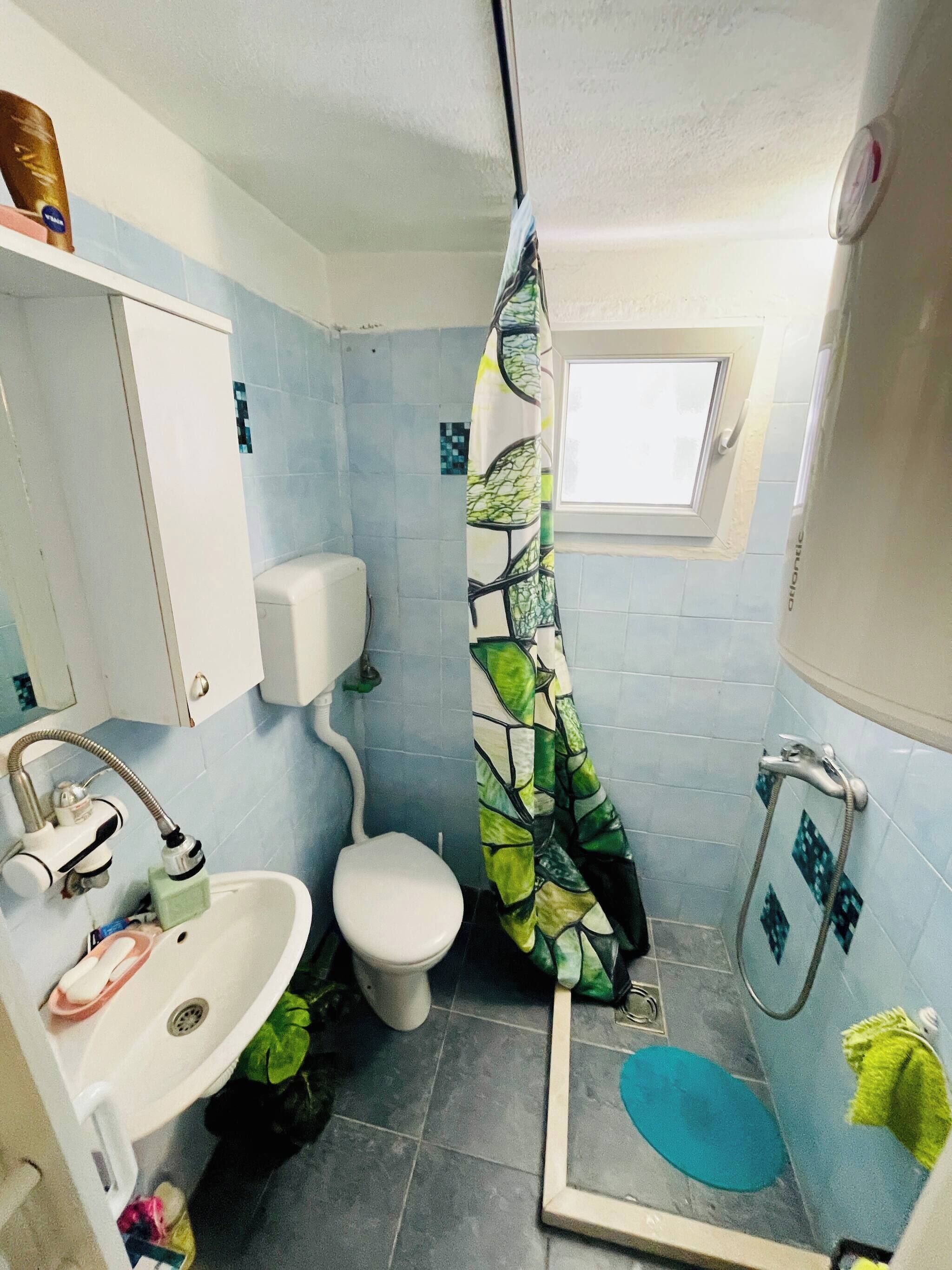 Douche, articles de toilette gratuits, sèche-cheveux