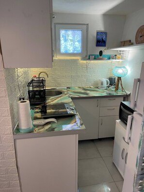 Dishwasher, toaster, cookware/dishes/utensils - Laniakea small apartment in shared house (Risan)