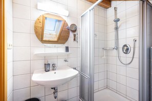 Dusche, Haartrockner, Handtücher
