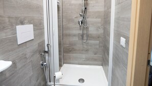 Shower, hair dryer, bidet, towels - HOME Joséphine, a stone's throw from the Palace, Garden,parking,Kitchen, (Caserta)