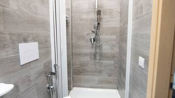 Doccia, asciugacapelli, bidet, asciugamani