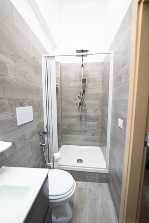 Douche, sèche-cheveux, bidet, serviettes fournies