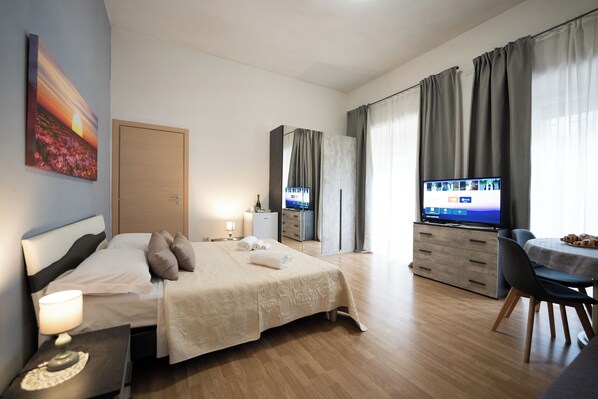 4 bedrooms, iron/ironing board, WiFi, bed sheets