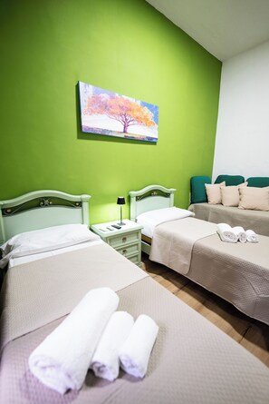 4 bedrooms, iron/ironing board, WiFi, bed sheets - HOME Joséphine, a stone's throw from the Palace, Garden,parking,Kitchen, (Caserta)