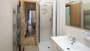 A modern bathroom with a shower, a sink, and a mirror. - HOME Joséphine, a stone's throw from the Palace, Garden,parking,Kitchen, (Caserta)