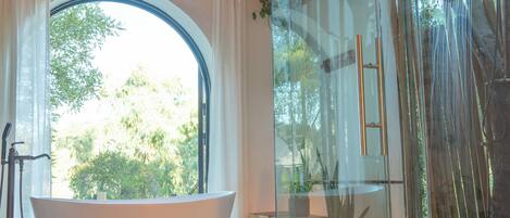 مجففات شعر، مناشف، صابون، ورق حمّام