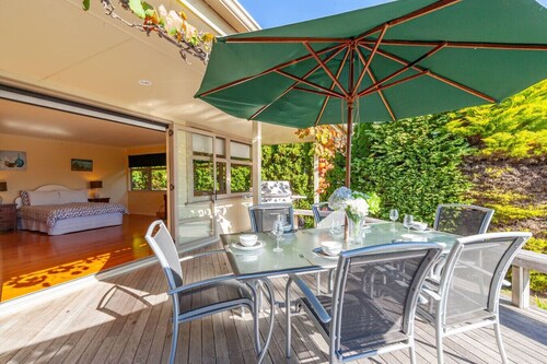 Lake House - On Pokaka w/lake views, ping pong table. Perfect for larger group