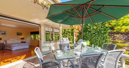Lake House - On Pokaka w/lake views, ping pong table. Perfect for larger group