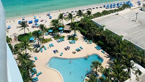 Un complexe hôtelier doté d’une piscine, d’une plage et offrant une vue sur l’océan.