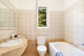 Ducha, secador de pelo y toallas