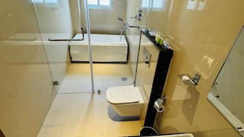 Quarto real | Banheiro | Produtos de toalete de grife, chinelos, toalhas de banho, sabonete
