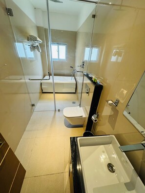 Royal-værelse | Badeværelse | Designertoiletartikler, hjemmesko, håndklæder, Sæbe