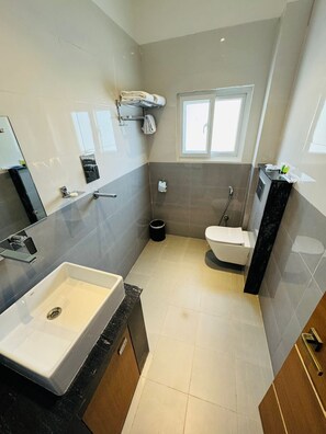 Habitación Premium | Baño | Artículos de higiene personal de diseño, zapatillas, toallas y jabón