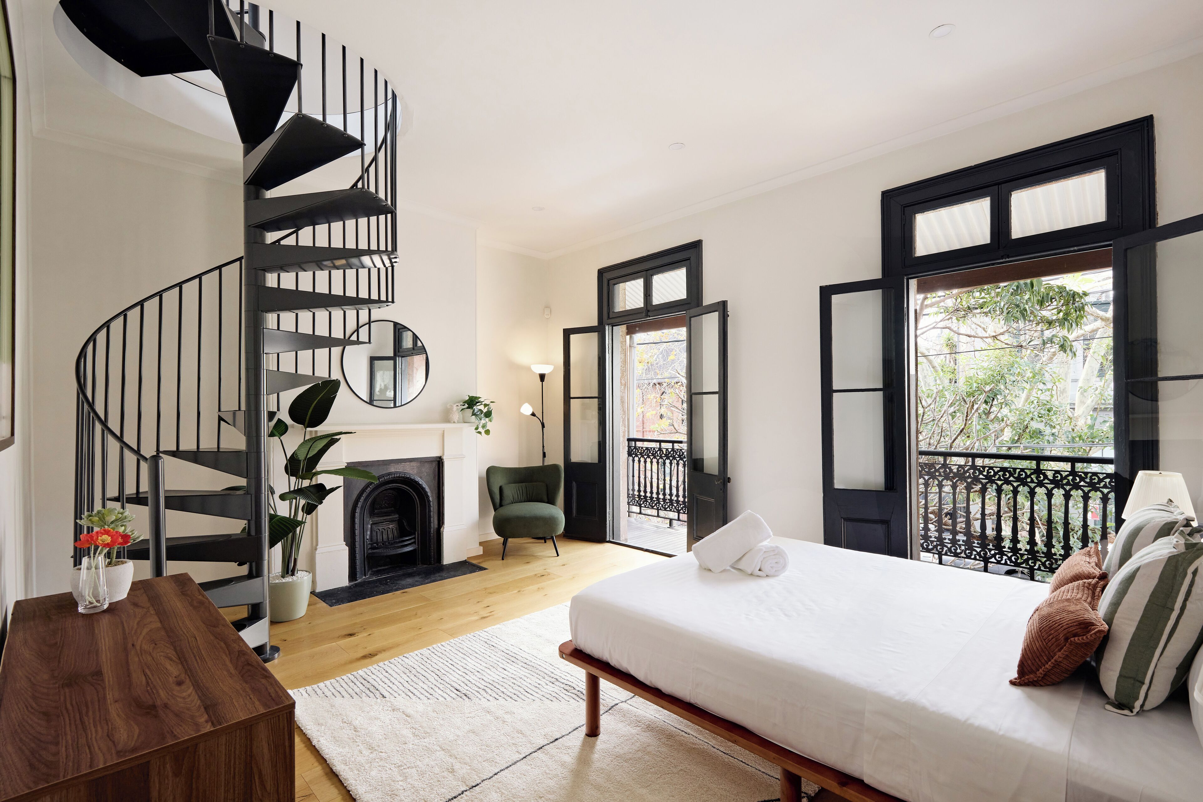 5 bedrooms, iron/ironing board, WiFi, bed sheets