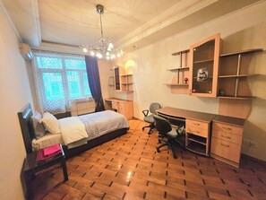 4 habitaciones, tabla de planchar con plancha, wifi y ropa de cama