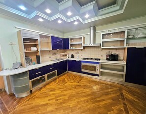 Microwave, oven, stovetop, dishwasher - Spacious 4-bedroom apartment, Gateway to the City Centre (Bakı)