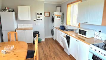 Cottage | Private kitchen | Cookware/dishes/utensils