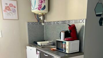 Fridge, microwave, stovetop, coffee/tea maker