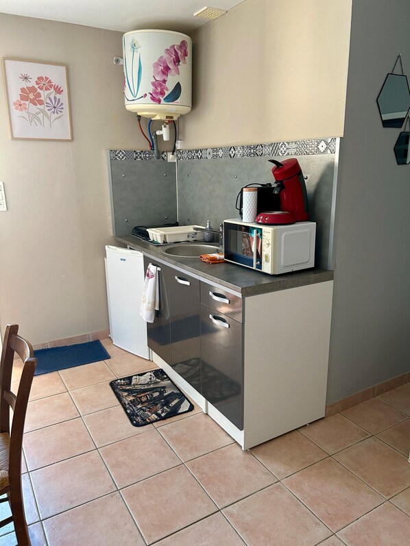 Fridge, microwave, stovetop, coffee/tea maker