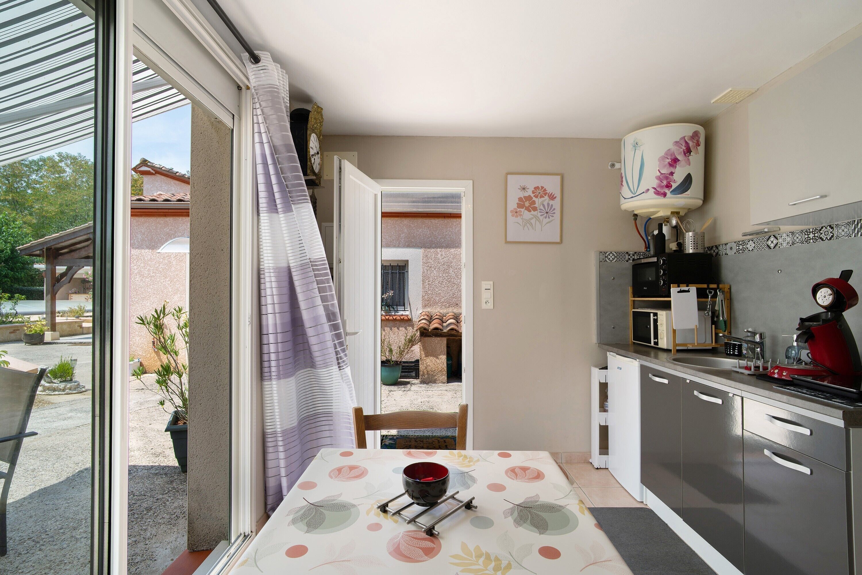Coffee/tea maker, fridge, microwave, oven