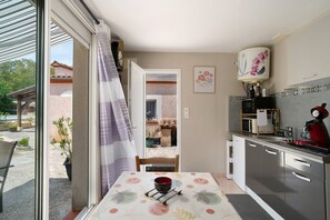 Coffee/tea maker, fridge, microwave, oven - Studio with Shared Pool, Wi-Fi, and Air Conditioning (Montayral)