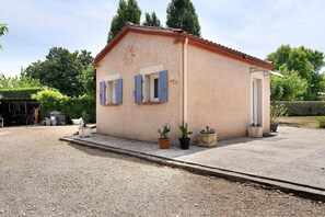 Exterior - Studio with Shared Pool, Wi-Fi, and Air Conditioning (Montayral)