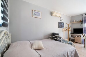 1 bedroom, WiFi, bed sheets - Studio with Shared Pool, Wi-Fi, and Air Conditioning (Montayral)