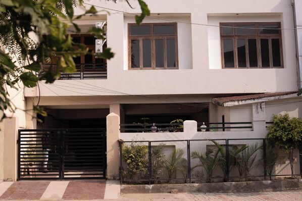 Exterior - Golden Grove Homestay (Varanasi)