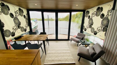 Stylish vacation apartment/holiday home on a houseboat/yacht near Roermond (NL)
